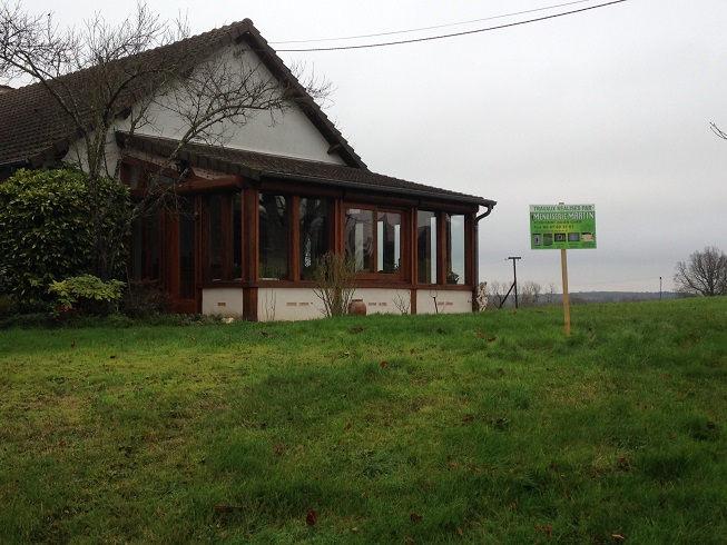 Volets roulants électriques montés, vue éloignée